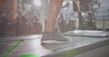 Bir kadın koşu bandına çıkıyor ve kemeri aktifleştiriyor, üst üste bindirilmiş grafikler çiziyor. Atletik, performans, hareket, kararlılık, minimalizm, sağlık, eğitim