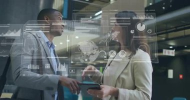 Tabletle yaklaşan bir adam ve ortaya çıkan holografik çizelgelerle iş verilerini inceleyen bir meslektaşım var. İşbirliği, yenilik, teknoloji, şirket, profesyonellik, ağ oluşturma, gelecekçilik