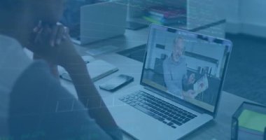 Uzaktan sunucu dizüstü bilgisayarda grafikleri açıklarken finansal grafikler maddeleşiyor ve akran izliyor. Analizler, veri görselleştirme, iş, dijital, profesyonel, modern, bilgi