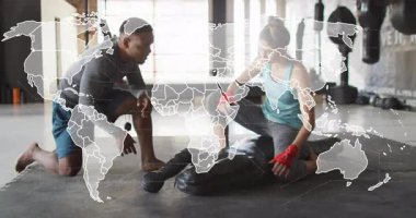 Spor salonunun üzerinde spor salonu koçu olarak görünen şeffaf harita örtüsü, diz çökmüş çanta duruşunu analiz eden stajyer. Antrenman, spor, spor, güç, disiplin, motivasyon, koçluk