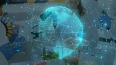 Dönen küre sönen laboratuvarı ortaya çıkarıyor. Bilim adamı test verileri eşliğinde pipetin içine çekiliyor. Araştırma, yenilik, işbirliği, bilim, teknoloji, laboratuvar, deney