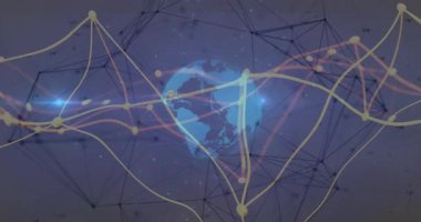 Başlangıçta mavi küre dönerken altın ağ çizgileri küresel bağlantıyı görselleştiriyor. Coğrafya, teknoloji, yenilik, dijital, fütüristik, bağlantı, veri