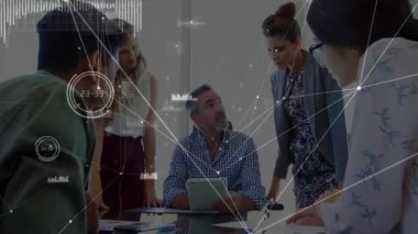 Tablet ekranı tıklatan ve iş projesi verilerini animasyon ağ düğümleriyle görselleştiren adam. İşbirliği, takım çalışması, veri görselleştirme, modern ofis, analitik, dijital arayüz, kurumsal