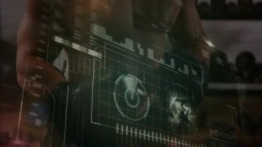 Algılayıcılar holografik jimnastik arayüzünü etkinleştirirken atlet de performans ölçümlerini takip ediyor. Gelecekçi, analitik, dolambaçlı, biyomekanik, güç, yenilik, dijital