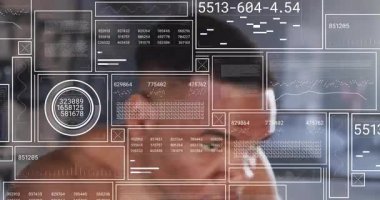 Dijital veri panelleri karenin üzerinde canlanıyor, boksör duruş alıyor spor analitiği için kombinasyon atıyor. Sporcu, dövüş, eğitim, fütüristik, güç, taktik, performans