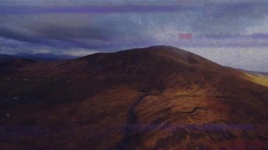 Hillside ve Mountain sürekli dijital parazitlenme statik titreşim piksel sesine neden olur. Hava, peyzaj, arıza, statik, gürültü, ufuk, uzaklık