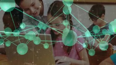 Öğretmen, öğrenci dizüstü bilgisayarına eğilip ağ düğümleriyle öğrenmek için yazı yazıyor. Eğitim, e-öğrenim, işbirliği, dijital, yenilik, danışmanlık, gençlik