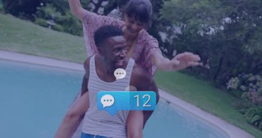 Havuz başında kadını sırtında taşıyan bir adam sohbet alarmı olarak 8 'den 95' e kadar teknoloji gösteriyor. Romantizm, eğlence, açık hava, canlı, eğlenceli, bağlantı, yaşam tarzı