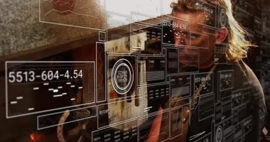 At nalı tutan zanaatkar AR 'ı çalıştırıyor ısı ölçümlerini analiz ediyor ve çözülüyor. Esnaf, endüstriyel, teknoloji, yenilik, atölye, dijital, kesinlik