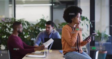 Meslektaşlar teknoloji masasının etrafında toplanıyor. Tableti tıkırdatan kadınla tanışıyor, yüzen ölçümleri canlandırıyor. İşbirliği, yenilik, dijital, modern, üretkenlik, takım çalışması, analitik