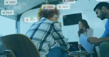 Meslektaşlar iş toplantısına başlıyor ve yüzen sosyal metrik planlama stratejisini gözden geçiriyorlar. İşbirliği, takım çalışması, dijital, yenilik, şirket, teknoloji, analitik