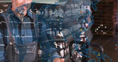 Depo işçisi, el arabası teftiş kutusunu dijital harita kaplamalı, onaylı taşıyor. Lojistik, envanter, tedarik zinciri, sanayi, teknoloji, dağıtım, depo