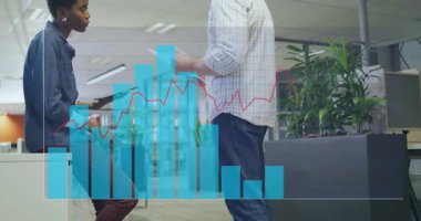 Tablet çalan kadın, yazılı raporları karşılaştıran erkek olarak iş bar çizelgelerini aktifleştiriyor. İşbirliği, analitik, teknoloji, çalışma alanı, veri görselleştirme, takım çalışması, profesyonel