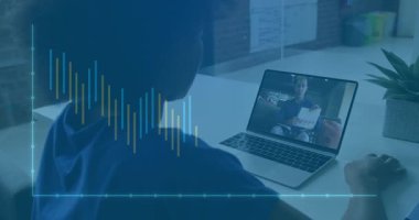 Sesli çubuklar ve grafikler öğrenme için farklılık gösterirken çağrı alan bayan öğrenci elinde kağıt tutuyordu. İşbirliği, eğitim, teknoloji, öğrenme, analiz, takım çalışması, yenilik