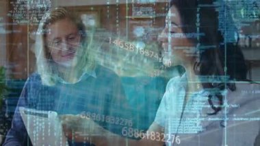 Kadın tableti işaret ederek çift programlamayı başlatıyor, erkek şifreyi kırıyor, yoğunlaştırıyor. İşbirliği, teknoloji, yenilik, çalışma alanı, takım çalışması, dijital, modern