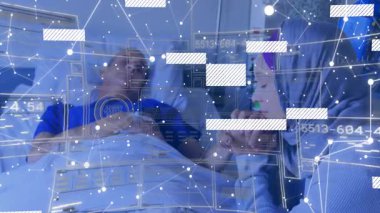 Hastane sistemi parlayan ızgarayı etkinleştiriyor ve hasta ve yoldaşı etrafında sayısal blokları sürüklüyor. Sağlık, teletıp, dijital arayüz, duygusal destek, tıbbi teknoloji, hasta bakımı, fütüristik