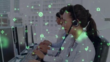 Şehir görüşü üzerinden veri akışını gösteren tıbbi simgeleri yazıp konuşan çağrı merkezi ajanlarını ara. İletişim, teknoloji, profesyonellik, bağlantı, veri, işbirliği, dijital