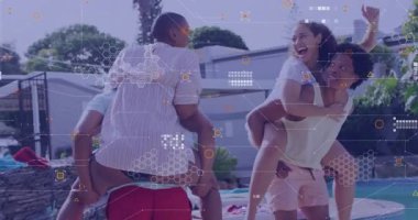 Havuz kenarında ortakları taşıyan adamlar, teknoloji, dostluğu arttıran hareketin üzerini örtüyor. Eğlence, eğlence, açık hava, yaz, canlılık, sosyal, yenilik