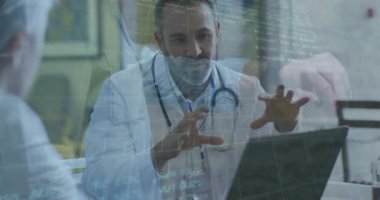 Doktor dizüstü bilgisayara bakıyor ve hastanın anlayabilmesi için sağlık verilerinin izini sürüyor. Tıbbi uzman, kıdemli bakım, veri analizi, sağlık hizmetleri, danışma, iletişim, klinik ortam