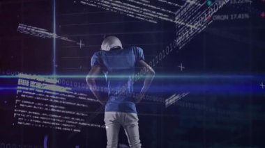 Teknolojide futbolcu ikili kodları izliyor, ölçümleri güncelliyor ve analiz için grafiğini çıkarıyor. Macera, yenilik, fütüristik, atletik, analitik, teknoloji, performans