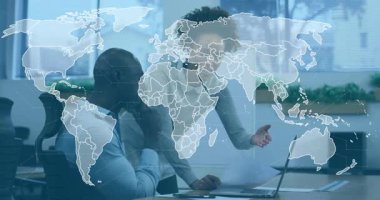 Kadın çizelgeyi gösterdiğinde ve erkek ofiste evrak okuduğunda dünya haritası ağla genişliyor. İşbirliği, takım çalışması, veri görselleştirme, küresel ağ, teknoloji, iş zekası, profesyonel çevre