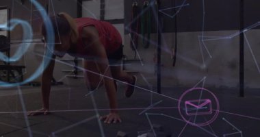 Stüdyoda dağcılara diz çöken bir kadın egzersiz takibi için neon ikonlar yaratıyor. Fitness, teknoloji, motivasyon, güç, modern, esneklik, eğitim