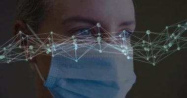 Ağlar, cerrahi maskeli kulaklık takan bir kadının üzerinde süzülerek sağlık verilerinin haritasını çıkarıyor. Biyometrik, dijital, geleceksel, yenilik, sağlık, teknoloji, görselleştirme