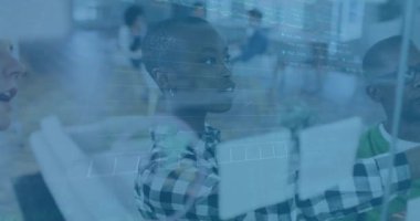 Takım, iş planlama için cam üzerinde dijital çizelgeleri gösterirken işaretleyicileri seçiyor ve ızgara çiziyor. İşbirliği, yenilik, takım çalışması, analitik, veri görselleştirme, modern ofis, beyin fırtınası