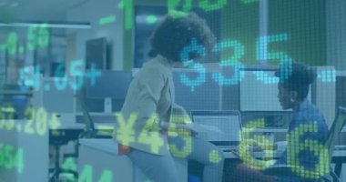 Pazar verileri düştükten sonra dizüstü bilgisayara bakan iki iş arkadaşı analiz için belge veriyor. İşbirliği, takım çalışması, veri analizi, modern çalışma alanı, profesyonel, iş dünyası, canlı