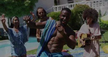 Gömleksiz bir adam arkadaşlarıyla bilardo oynuyor gitar tıngırdatıyor ve müzik eşliğinde eğleniyor. Kutlama, eğlence, yaz, arkadaşlık, açık hava, canlılık, mutluluk