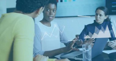 Sunucu, iş toplantısında pist çizimi, görsel alan çizelgesi ve dünya haritası yaratıyor. İşbirliği, analitik, veri görselleştirme, takım çalışması, modern ofis, dijital araçlar, profesyonel