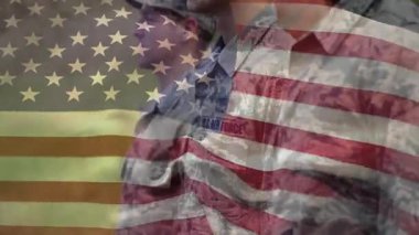 İki ABD 'li havacı, askerî törenle dalgalanan bayrak gibi sıralanarak yukarı bakıyor. Ordu, disiplin, vatanseverlik, birlik, cesaret, açık hava, ciddiyet