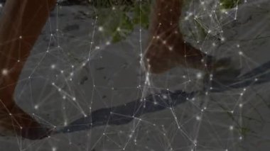 Kumla temas, çıplak ayaklar kayıyor ve batıyor. Paspasa doğru yürüyüp plaj istirahatı için taşıyorlar. Deniz kenarı, doğa, rahatlama, rahatlama, açık hava, dinginlik, yalınayak