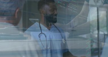 Kıdemli sıhhiyeci dokunmatik ekranı aktifleştiriyor. İnceleme için, doktor başını sallıyor. Profesyonel, sağlık, teknoloji, yenilik, işbirliği, tanı, veri görselleştirme