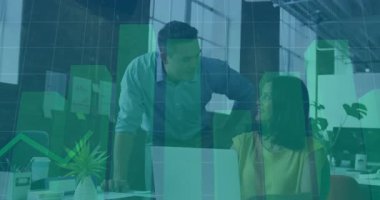 İş arkadaşları ekranı işaret eden dizüstü bilgisayara yaslanarak iş eğilimlerini gösteren animasyon çizelgelerine neden oluyorlar. İşbirliği, takım çalışması, üretkenlik, analitik, büyüme, modern, profesyonel