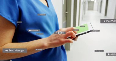 Koridordaki tableti tıkırdatan ve hasta mesajlaşması için yüzen arayüz etiketleri üreten hemşire. Tıbbi, dijital, teknoloji, iletişim, profesyonel, geleceksel, sağlık