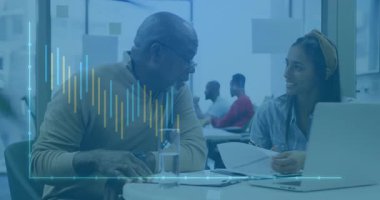 İşletme hocası, kağıt rehberliğine eğilip akıl hocalığı için kalemle notlar yazan bir kadına işaret ediyor. İşbirliği, bilgi paylaşımı, profesyonel büyüme, beyin fırtınası, liderlik, eğitim, çağdaş