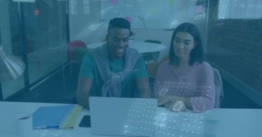 Adam veri görsellemesini ikili kaplama ile açıklıyor ve kadın teknoloji ofisinde yazıyor. İşbirliği, takım çalışması, dijital, yenilik, modernlik, analitik, profesyonel