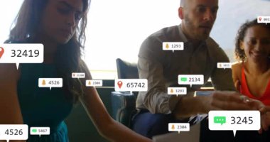 Meslektaşlar iş eğilimlerini incelerken dizüstü bilgisayarları dinliyorlar ve grafikler ve veri simgeleri oluşturuyorlar. İşbirliği, takım çalışması, analitik, teknoloji, iletişim, yenilik, şirket