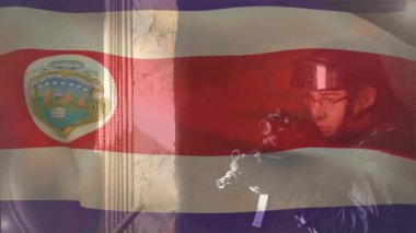 Bayrak kaplaması, miğferli tetikçiyi tetikliyor ve savunma amaçlı tüfek taraması yapıyor. Askeri, savunma, taktik, izleme, kentsel, kararlılık, strateji