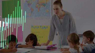 Öğretmenler işi gözden geçirir, masa rehberliği yazar ve eğitimdeki not defterine işaret eder. Sınıf, eğitim, öğrenim, takım çalışması, öğretim, okur yazarlık, öğrenci ilişkileri