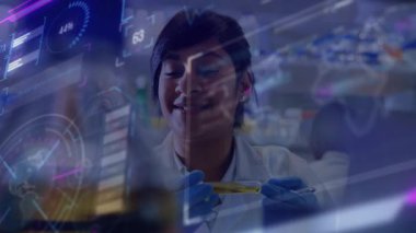 Laboratuvar bilimadamı test tüpünü döndürüyor hologramı çalıştırıyor verileri güncelliyor, örnek verileri doğruluyor. Bilim, yenilik, fütüristik, araştırma, analiz, teknoloji, tanı