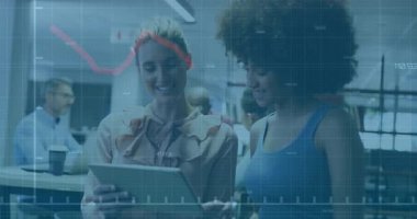 İki iş kadını tablet ekrana dokunuyor ve soluk kırmızı çizgi grafiğini izliyor satış verilerini canlandırıyor. İşbirliği, analitik, dijital, kurumsal, yenilik, takım çalışması, sunum