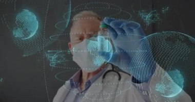 Kıdemli doktor ilaç şişesini kaldırıyor, holografik küre ve veri halkaları ile dönüyor ve kontrol ediyor. Tıbbi, teknoloji, fütüristik, araştırma, analiz, yenilik, klinik