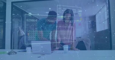 İş arkadaşları touchpad 'i tıklatıyor ve iş analizi için ölçülere güncellenen veri tablolarına işaret ediyorlar. İşbirliği, teknoloji, yenilik, veri görselleştirme, profesyonellik, fütürizm, takım çalışması