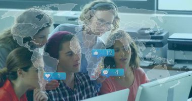 Pazarlama ekibi monitörün etrafında toplanıyor, küresel haritanın yumurtlama ikonlarında kayboluşunu izliyorlar. İşbirliği, analitik, veri görselleştirme, takım çalışması, dijital dönüşüm, modern ofis, elektronik aygıtlar