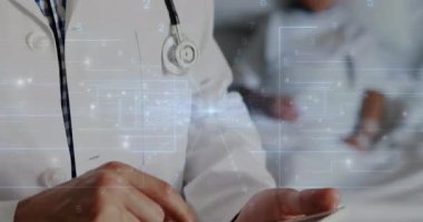 Klinikte pediyatrist tıkırtısı ve tableti araklaması, yüzen kaplamalı hasta verilerini incelemesi. Tıbbi, sağlık, dijital, teknoloji, profesyonel, danışma, yenilikçi