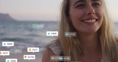 Gün batımında gülümseyen bir kadın kafasının etrafında yüzen pazarlama nişan ikonlarını başlatıyor. Doğa, dinginlik, dijital, bağlantı, sosyal medya, rahatlama, canlı