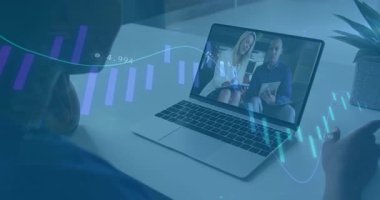 Sunucuların tıklama tabletlerini izleyerek piyasadaki değişimleri gösteren akışkan finans tablolarını analiz eden bir adam. Teknoloji, telekomünikasyon, veri görselleştirme, işbirlikçi, modern, analitik, profesyonel