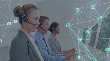 Çağrı merkezi ajanları, müşteri desteği için nabız atarken kulaklıkları ayarlayıp daktilo yazıyorlar. Teknoloji, iletişim, işbirliği, profesyonellik, dijital, bağlantı, takım çalışması